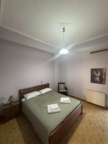 Ένα ή περισσότερα κρεβάτια σε δωμάτιο στο Διαμερισμα ανθουλας 1