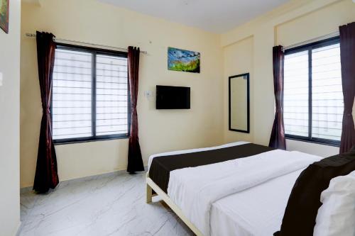 Ένα ή περισσότερα κρεβάτια σε δωμάτιο στο HOTEL O RUNWAY Service Apartment