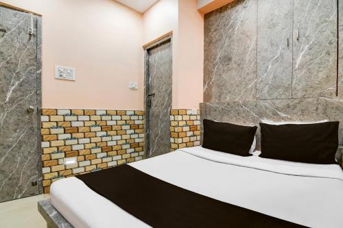 a bedroom with a bed and a shower at Hotel O Sana in Calcutta Bara Bazar