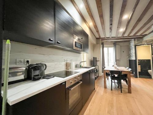 02 - Pretty 4BDR Flat in Paris