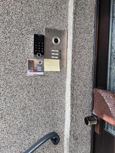 a close up of a wall with a remote control at Deluxe Apartment mit 3 Schlafzimmern Hauptbahnhof und zentrumsnah in Oberhausen