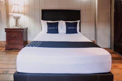 Ένα ή περισσότερα κρεβάτια σε δωμάτιο στο Capital O Hotel Villa Azura