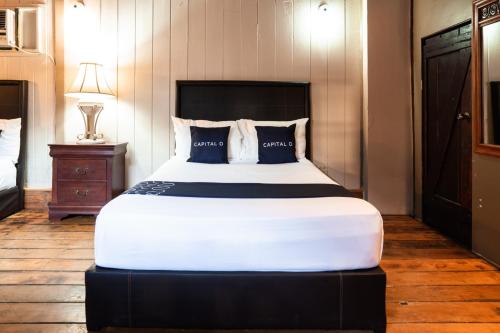 Ένα ή περισσότερα κρεβάτια σε δωμάτιο στο Capital O Hotel Villa Azura