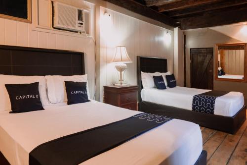 Ένα ή περισσότερα κρεβάτια σε δωμάτιο στο Capital O Hotel Villa Azura