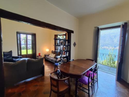 a living room with a table and a couch at Magnifica villa di fine '800 in Blevio