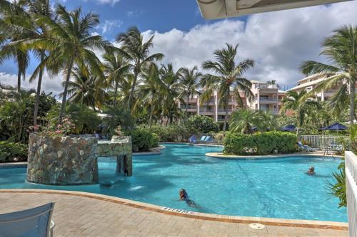 Piscina de la sau aproape de On the Beach with Pool