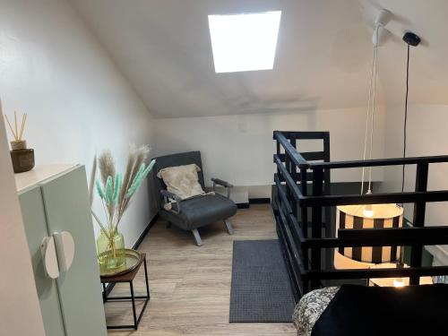un salon avec un canapé et une chaise dans l'établissement charmant duplex 2, au Havre