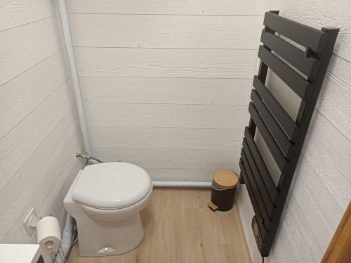 a bathroom with a white toilet in a room at Gîte Hydra Charme et Nature in Conteville