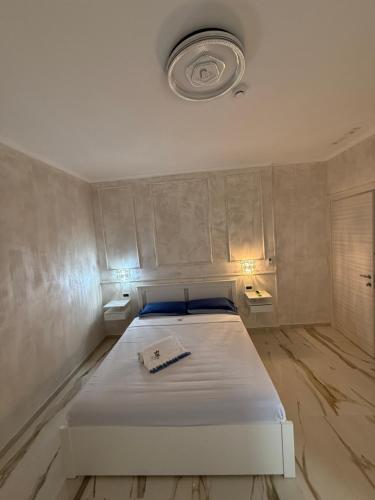 a bedroom with a large bed with a white mattress at Kapo Azzurro in Monterotondo