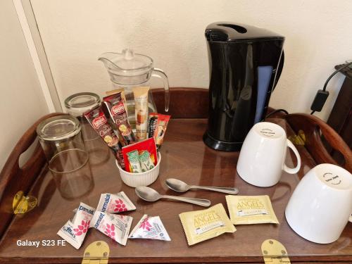 Příslušenství pro přípravu čaje a kávy v ubytování Villa Sardinia Guest House
