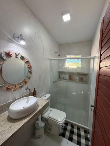 a bathroom with a toilet and a sink and a shower at Búzios Apartamento Paraiso ll in Búzios