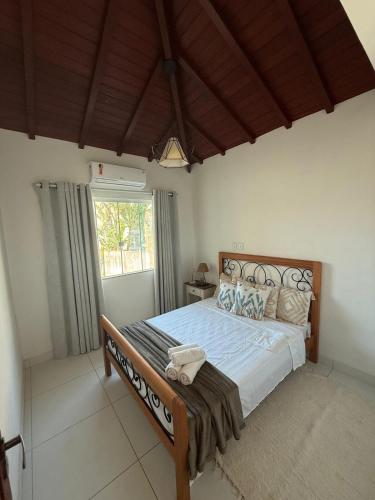 a bedroom with a large bed in a room at Búzios Apartamento Paraiso ll in Búzios