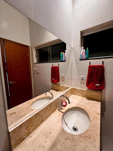 - Baño con 2 lavabos y 2 toallas rojas en Apartamento - Centro de Redenção, en Redenção