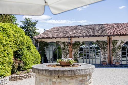 a house with a fountain in the yard at Agriturismo Antica Dimora Del Turco in Sona