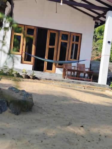 a house with a rope in front of it at Melbourne Arugambay in Pottuvil