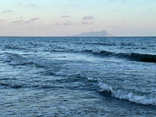 a large body of water with some waves at [Chi Ama il Mare] Appartamento in Latina