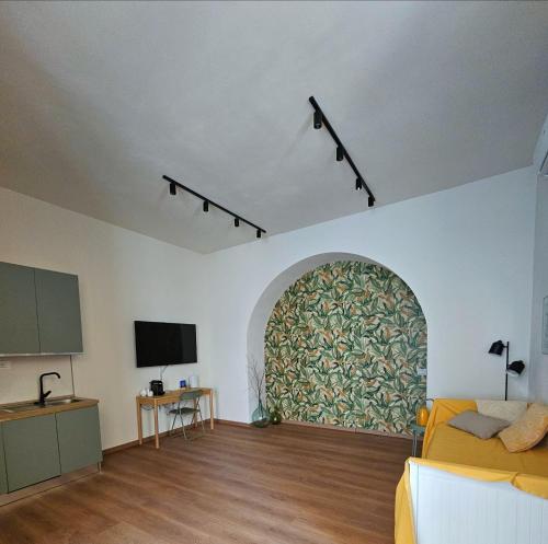 een woonkamer met een muur en een groot raam bij Loft Fossati in La Spezia