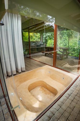 a wooden tub in the middle of a room at Boscana Forest Resort & Residence in Coscomatepec de Bravo