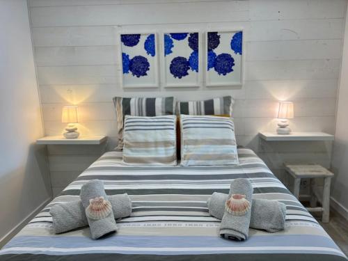 a bedroom with a bed with towels on it at "Bol de mer", vue mer sur la plage des Grands Sables, Clohars-Carnoët in Clohars-Carnoët