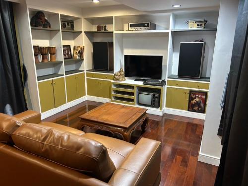 TV/trung tâm giải trí tại The oasis on 8