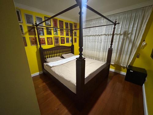 Giường trong phòng chung tại The oasis on 8