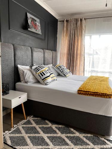Katil atau katil-katil dalam bilik di Luxury Airport Flatlet