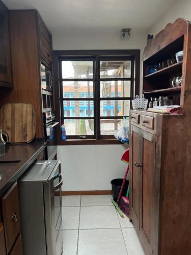 Dapur atau dapur kecil di Residencial Casa Amarela