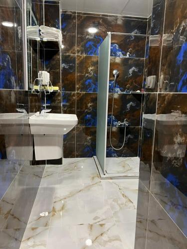Bilik mandi di Dynasty Hotel