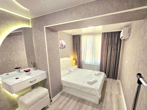 Un pequeño dormitorio con una cama blanca y un lavabo en Two-Bedroom Apartment in Kutaisi Nest 1, New Linen, Free Parking, en Kutaisi