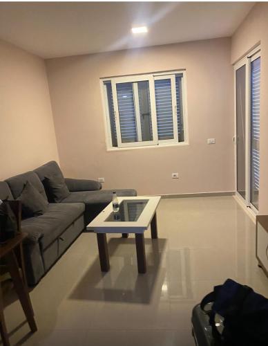 un salon avec un canapé et une table basse dans l'établissement Florida apartments, à Golem