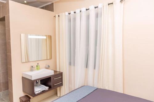 Un pat sau paturi într-o cameră la Home to Home Apartment