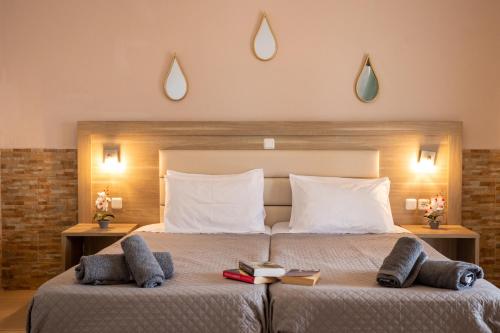 Paradiso Hotel Sea View and Pool Suites Ipsos Corfuにあるベッド