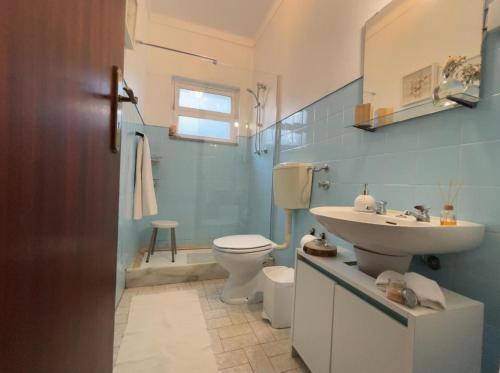 een badkamer met een wit toilet en een wastafel bij Casa Maria Beatriz in Manta Rota