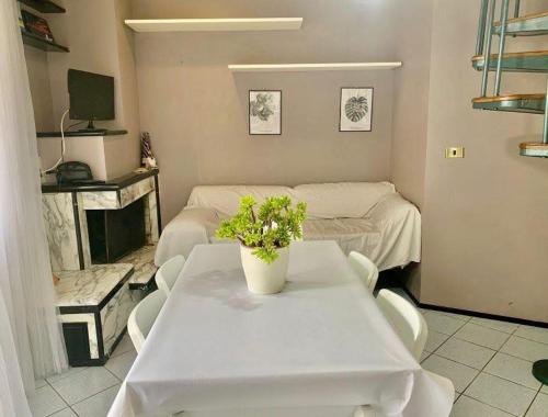 pokój ze stołem i pokój z 2 łóżkami w obiekcie Casa vacanze a due passi dal mare w mieście Pescara