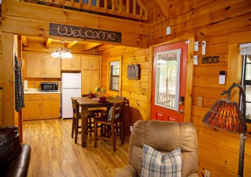 Una cocina o cocineta en Cabin in the Woods - Hot Tub, Fire Pit, BBQ