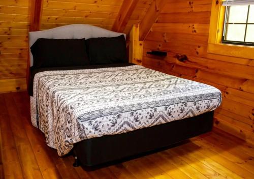 Una cama o camas en una habitación de Cabin in the Woods - Hot Tub, Fire Pit, BBQ