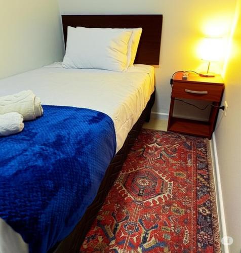 a room with two beds and a night stand with a bed sidx sidx at Brisa rent a home in Tocopilla