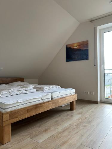 - une chambre blanche avec un lit dans l'établissement Feriennest am Wangermeer, à Wangerland
