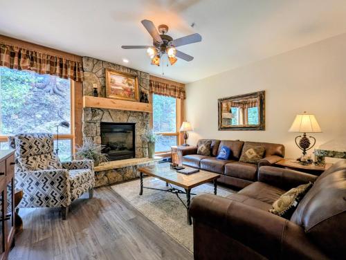 Ruang duduk di Settlers Creek 6528 by SummitCove Lodging