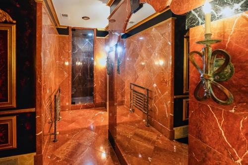 アトランタにあるPaces Palazzo--a Buckhead Mansionの赤い大理石のタイルのシャワー付きのバスルーム