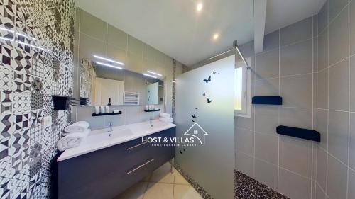 Koupelna v ubytování Host Villas LOUMÉA Saubion