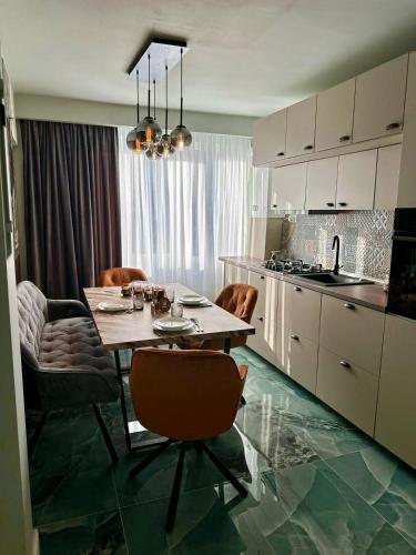 a kitchen with a table and chairs in a room at Lugoj Ultracentral Apartment in Lugoj