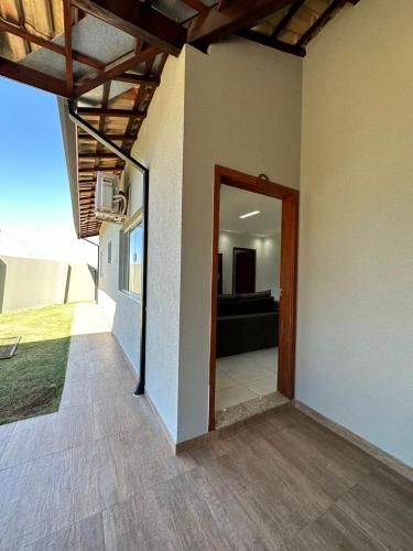 ジャグァリウーナにあるChácara encantadoraの部屋への扉のある家の廊下