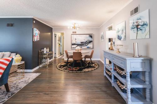 Χώρος καθιστικού στο T-Town Bougie Trendy and Fun! 4 Beds blocks from Expo!