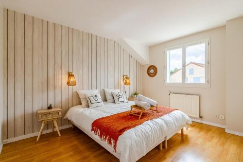 a bedroom with a bed and a window at Jardin suspendu - 3 chambres - 2 salles de bain - Parking dans résidence privée in Charnay-lès-Mâcon