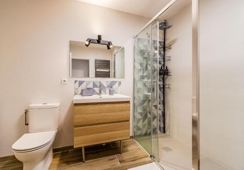 a bathroom with a toilet and a shower at Jardin suspendu - 3 chambres - 2 salles de bain - Parking dans résidence privée in Charnay-lès-Mâcon