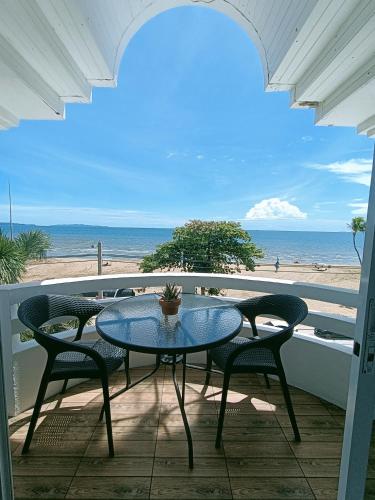 ジョムティエンビーチにあるBeach front D1 Marie Guest houseのビーチ付きのバルコニー(テーブル、椅子付)