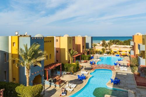 eine Luftaufnahme eines Resorts mit Swimmingpool in der Unterkunft Al Dora Residence Apartments in Hurghada