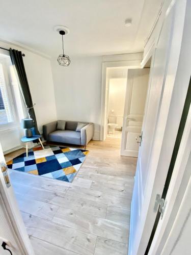 a living room with a couch and a rug at Charmant 3 pièces in Saint-Claude