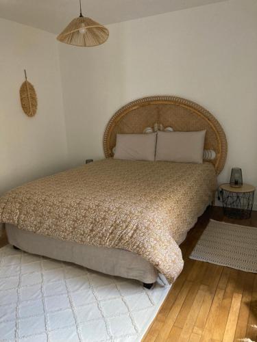 a bedroom with a large bed in a room at Maison de ville in Thouars